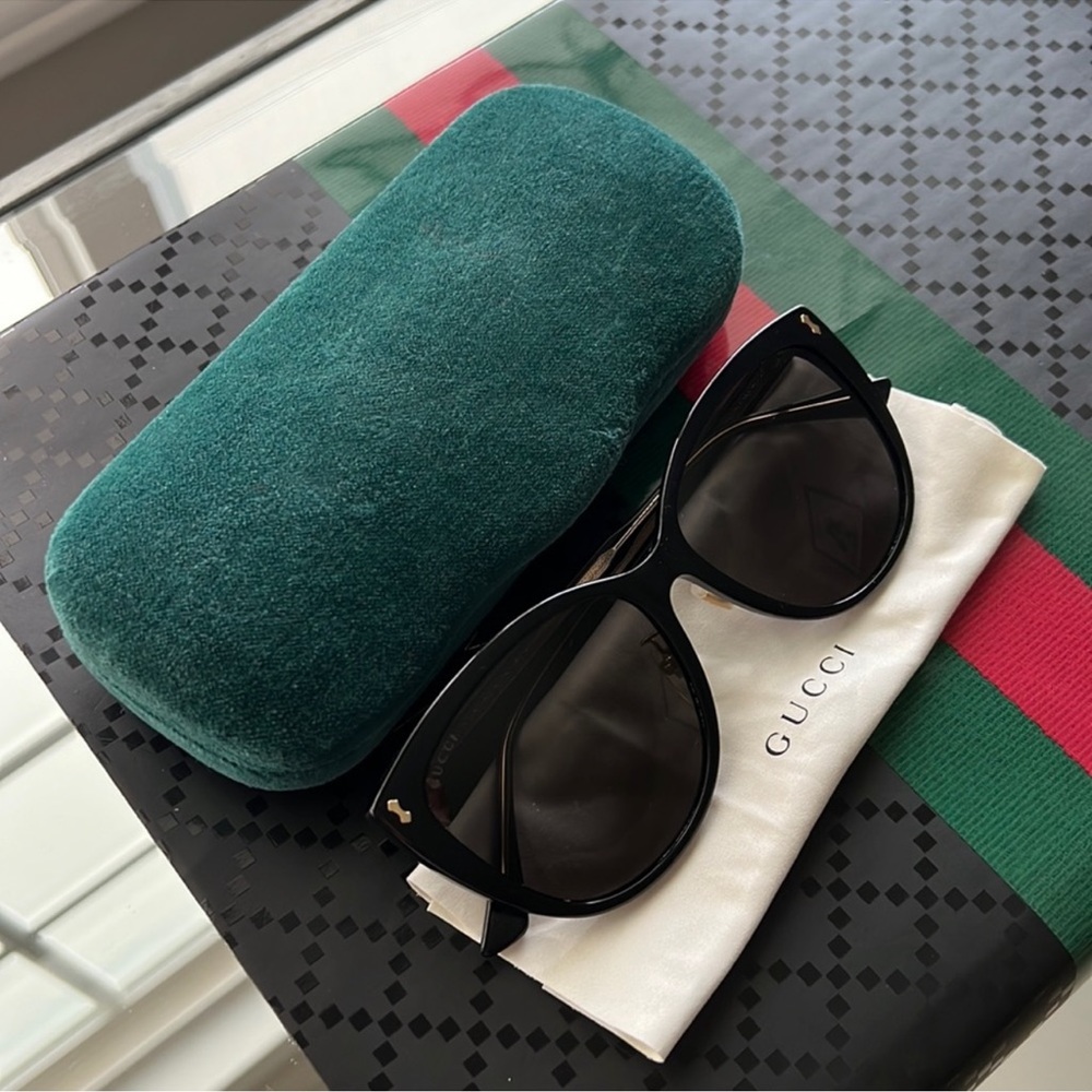 Gucci sunglasses, so classy and timeless!